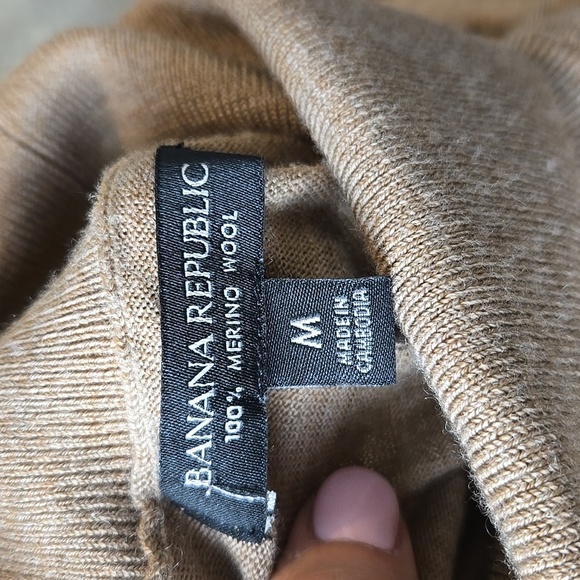 Banana Republic Camel/Tan 100% Merino Wool Turtle Neck Sweater Size Medium - Picture 8 of 10